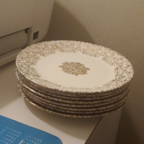 These plate set are beautiful,Beidge and gold - Picture 3 of 4